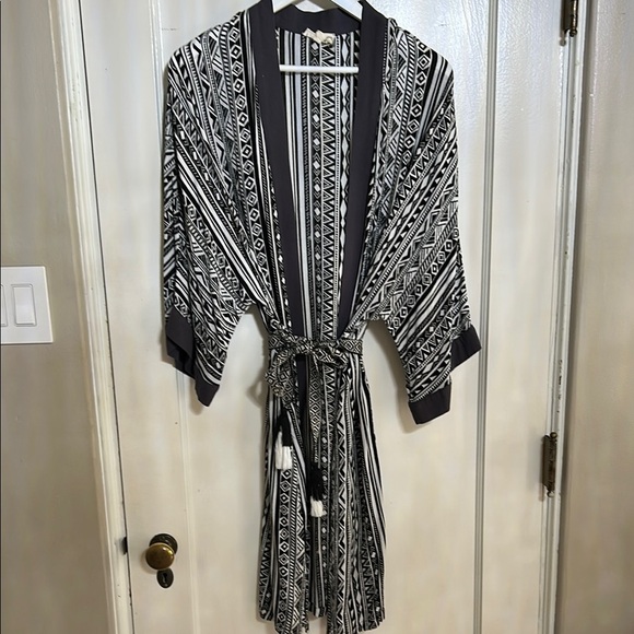 Entro Monochrome Geometric Kimono - Picture 1 of 8